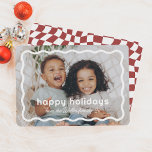 Cartão De Festividades Wavy Border Modern Retro Foto de Natal<br><div class="desc">Este cartão de feriado apresenta a sua foto favorita emoldurada por uma borda branca escura e ondulada. "Felizes feriados" está escrito em tipografia brincalhona, com seu nome de família em uma escrita fofa. As costas mostram um padrão retro-ondulado divertido. Perfeito para compartilhar alegria de férias com amigos e familiares, este...</div>