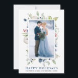 Cartão De Festividades Wcolor Winter Blue Floral Newwn<br><div class="desc">Elegante Watercolor Winter Greenery and Blue Floral Happy Holidays Wedding Photo New Holiday Card inclui folhas botânicas verdes de inverno,  bagas azuis,  flores azuis,  algodão e bagas vermelhas. Texto Azul e Prateado.</div>