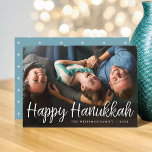 Cartão De Festividades White Script Overlay Feliz Foto do Cheio Hanukkah<br><div class="desc">Cartão com fotos elegante e festivo de Chanucá apresenta "Feliz Chanucá" em estilo manuscrito na tipografia casual de roteiro branco. Personalize com seu nome de família e o ano no final.</div>