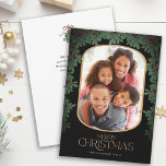 Cartão De Festividades Winter Greenery Mistletoe Arredondou Foto Natal<br><div class="desc">Este maravilhoso cartão de Natal mostra uma foto vertical dentro de um quadro arredondado,  adornada com uma borda errada. O fundo é preto. O backside oferece texto personalizado para você adicionar sua própria mensagem pessoal ou usar a mensagem mostrada.</div>