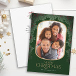 Cartão De Festividades Winter Greenery Mistletoe Arredondou Foto Natal<br><div class="desc">Este maravilhoso cartão de Natal mostra uma foto vertical dentro de um quadro arredondado,  adornada com uma borda errada. O fundo é um verde-escuro rico. O backside oferece texto personalizado para você adicionar sua própria mensagem pessoal ou usar a mensagem mostrada.</div>