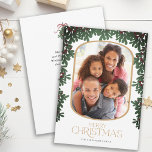 Cartão De Festividades Winter Greenery Mistletoe Arredondou Foto Natal<br><div class="desc">Este maravilhoso cartão de Natal mostra uma foto vertical dentro de um quadro arredondado,  adornada com uma borda errada. O fundo é branco. O backside oferece texto personalizado para você adicionar sua própria mensagem pessoal ou usar a mensagem mostrada.</div>