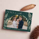 Cartão De Festividades Winter Laurel | Paz na Terra Foto<br><div class="desc">Um design de cartão de feriado chic e elegante com uma fotografia horizontal ou orientada a solteiro num formato de arquivo único, embelezado com folhagem botânica finamente detalhada. "Paz na Terra" aparece no canto superior esquerdo, com o nome da sua família na parte inferior. Uma escolha refinada inspirada na natureza...</div>