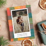 Cartão De Festividades Xadrez de Aquarela | Verde Laranja 2 Foto<br><div class="desc">Um design de cartão festivo, elegante e rústico, com fundo colorido de xadrez de cor d'água em tons verdes, laranja, vermelho e cinza com sala com fotografia pessoal (vertical ou vertical). "Desejos mais calorosos" ou sua escolha de saudação aparece abaixo de sua foto, junto com seu nome de família e...</div>