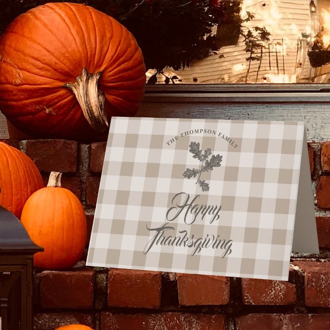 Cartão De Festividades Xadrez de Taupe, nome da família de agradecimentos (Thanksgiving Gratitude Family Name Taupe Plaid Holiday Card)