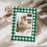 Cartão De Festividades Xmas de Fotografias da Família Retro Moderno Verde<br><div class="desc">Este cartão de Natal sazonal apresenta uma xadrez de gingham desenhada à mão natural,  cores de férias inspiradas em vintage e tipografia orgânica divertida.</div>