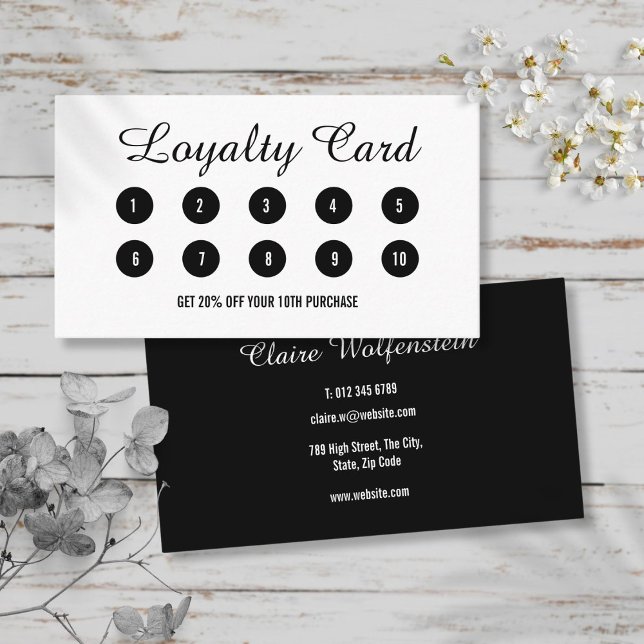Cartão de Fidelidade Preto e Branco com Letra Mode (Modern Script Black and White Loyalty Card)