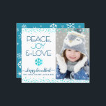 Cartão de Floco de Neve de Amor de Paz Hanukkah Fo<br><div class="desc">"Paz, alegria e amor." Uma ilustração divertida, divertida, azul turquesa com falso filme em folha de neve, pontos confetti, e tipografia moderna azul-turquesa e marinho sobre um fundo branco e limpo, juntamente com a foto personalizada de sua escolha, ajuda você a insistir na estação de Chanucá. Um padrão aleatório de...</div>