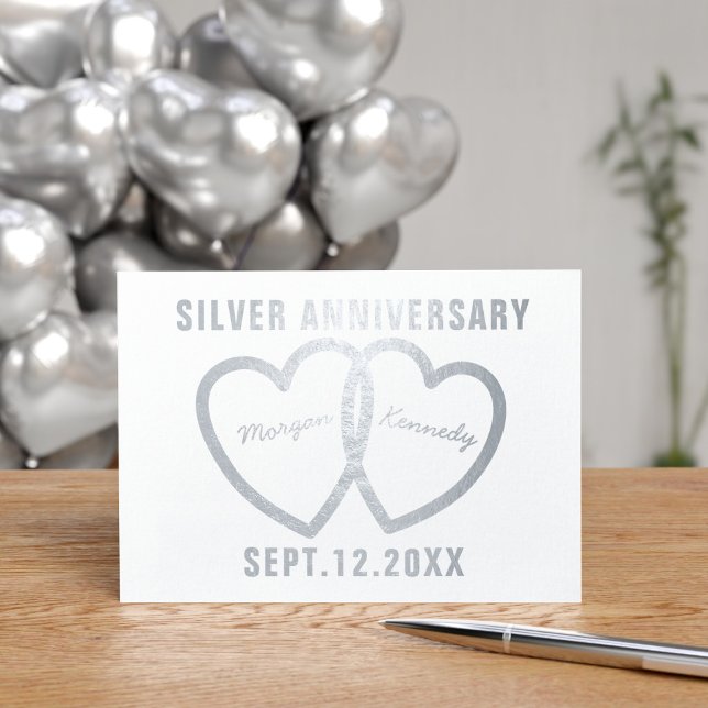 Cartão de Foil de 25 do Casamento do Coração (25th Wedding Anniversary Card with two entwined silver hearts waiting for your to add their names)