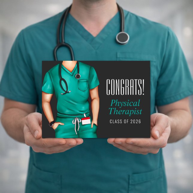 Cartão de Formatura de Fisioterapeuta (Physical therapist graduation greeting card held in hands realistic scrubs mockup clean design)