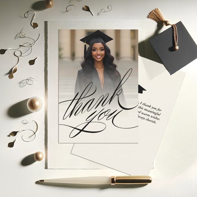 Cartão de Foto de Agradecimento de Formatura com L (Elegant Script Graduation Photo Thank You Card)