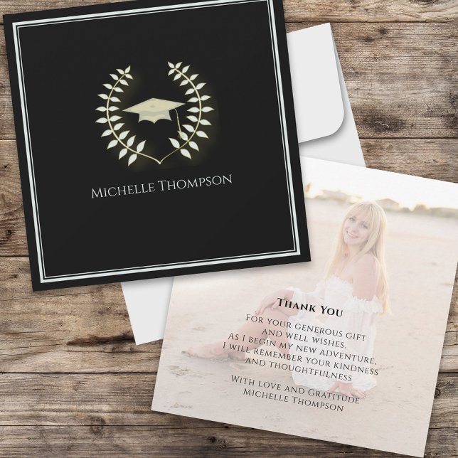 Cartão de Foto de Agradecimento de Formatura com S (Elegant gold and black graduation announcement with modern typography and customizable photo layout.)