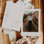 Cartão de Foto de Anúncio de Salve a Data com Letr<br><div class="desc">Este cartão de foto de anúncio de salve a data de casamento minimalista e moderno apresenta um detalhe de letra manuscrita em forma de coração para a maneira perfeita de informar seus amigos e familiares sobre o seu casamento próximo.</div>