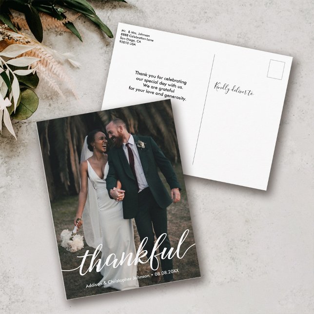 Cartão de Foto de Casamento Personalizado com Scri (Modern thankful script wedding photo postcard)