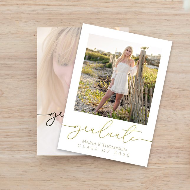 Cartão de Foto de Formatura com Letra Dourada Eleg (Timeless gold graduation photo layout with elegant script accent.)