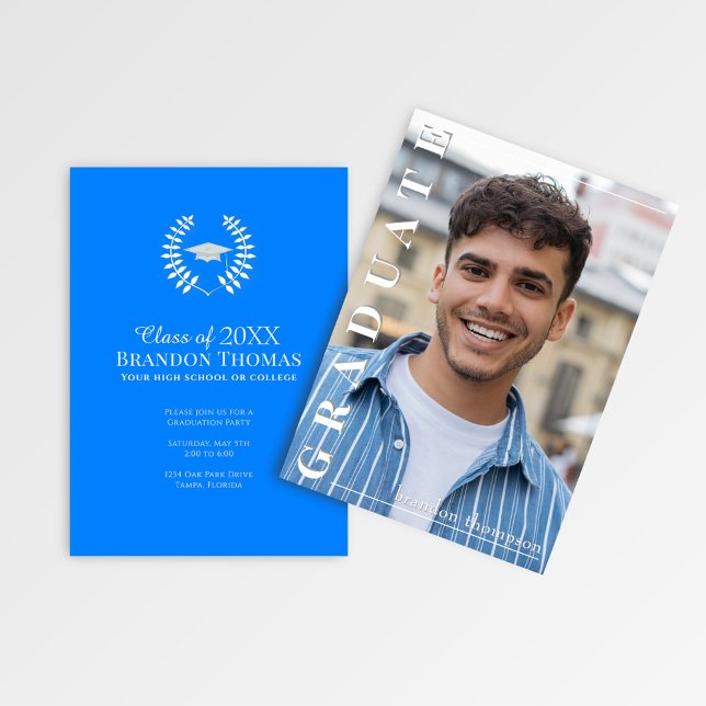 Cartão de Foto de Formatura com Nome na Vertical e (Bold blue graduation announcement featuring vertical “Graduate” text and customizable party info.)