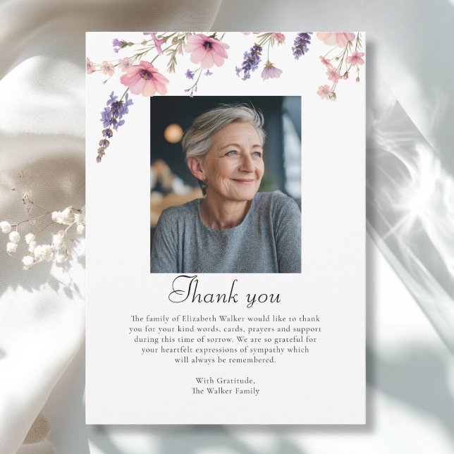 Cartão de Foto de Funeral Memorial de Agradeciment (Wildflower THANK YOU Memorial White Purple Funeral Photo Card)