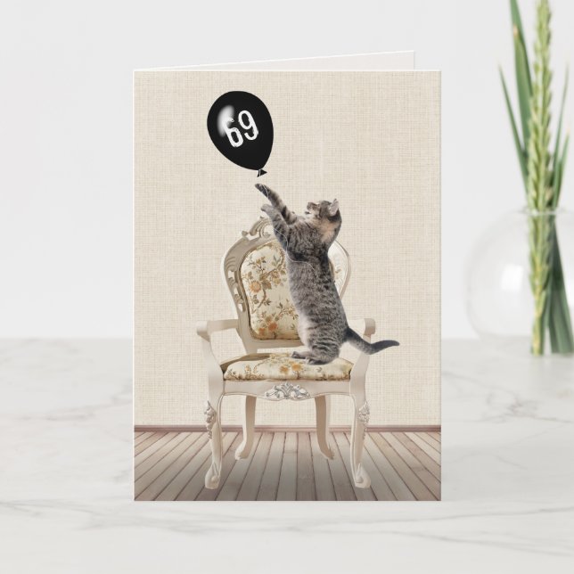 Cartão de Gato Malhado em Cadeira de Aniversário d (Frente)