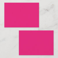 Uma rosa vermelha com pétalas vibrantes rodeada po