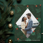 Cartão de Imagem do Casal Mistletodo Natal<br><div class="desc">Os beijos de Natal e os desejos de Natal abundam com esta carta de imã de condecoração festiva e romântica. Preencha o diamante elegante com sua foto favorita de beijo de casal e adicione sua mensagem Xmas personalizada em branco sobre o ímã verde botânico. Uma bela condecoração pende sobre a...</div>