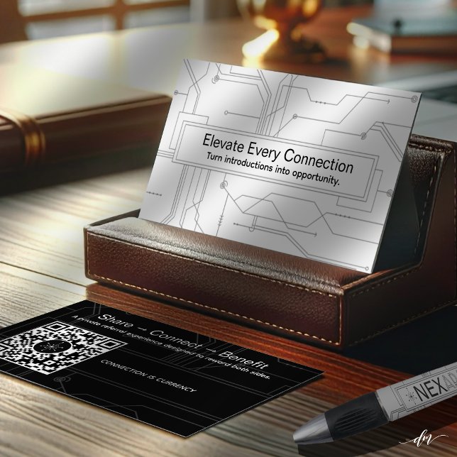 Cartão de Indicação de Networking (Premium business card displayed for confident, professional networking success.)