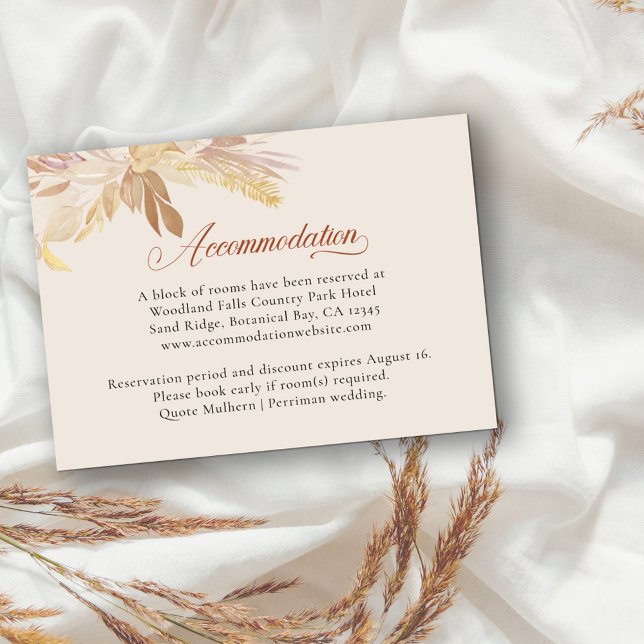Cartão De Informações Alojamento De Folhagem Botânica De Terraccotta Cre (Wedding accommodation enclosure card with calligraphy and neutral fall color palette)