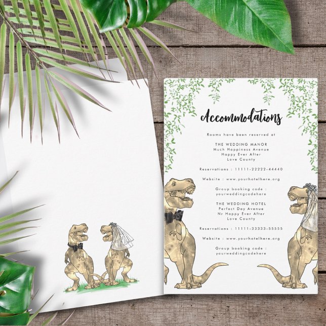 Cartão De Informações Alojamentos De Casamento De Tema De Dinossauro (Funny T-Rex bride and groom dinosaur wedding invitation accommodations enclosure card)