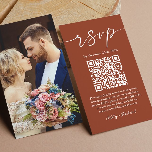 Cartão De Informações Código QR RSVP Online de Casamento de Script Terra (On the back, you have the option to add a photo, making it a cherished memento for your loved ones.)