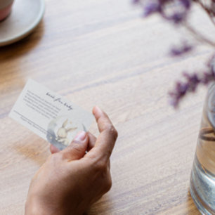Cartão De Informações Coelhinho de Bebê Bonito na Lua com Livros de Estr