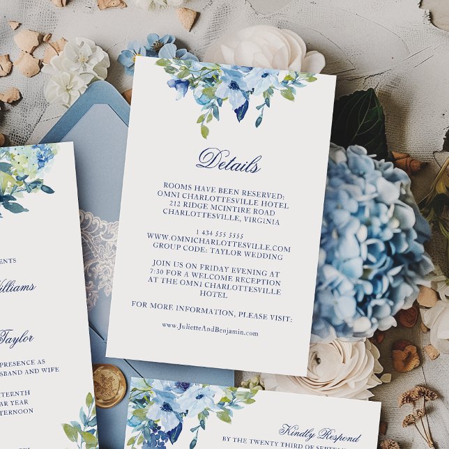 Cartão De Informações Detalhes do Casamento de Juliette Dusty Blue Flowe (This floral details card features dusty blue and navy flowers)