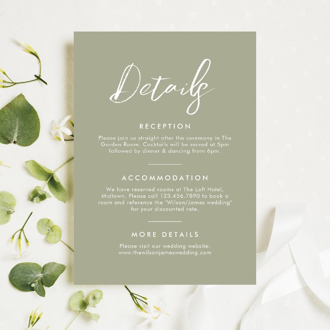 Cartão De Informações Detalhes do Casamento de Script Elegante Verde de  (Simple and minimal wedding details card with elegant script typography)