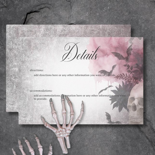 Cartão De Informações Detalhes do Crânio Gótico e Borgonha e Aranha (Gothic Black & Burgundy Skull & Bats Wedding Details Card)