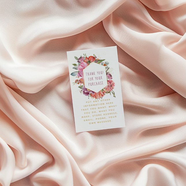 Cartão De Informações Fronteira ouro das flores e macarões (Floral thank-you card with watercolor flowers and gold text, placed on soft blush fabric background)