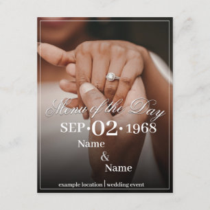 Cartão De Informações Mãos de um casal de casamento colorido com o anel