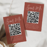 Cartão De Informações RSVP de Casamento de Código QR Rust de Script Simp<br><div class="desc">Torne fácil para os convidados fazer o RSVP do seu casamento ou evento com estas modernas cartas RSVP de casamento com o código QR. Os elegantes cartões de cerimônias de casamento exibem "Scan Me" em um guião branco e caprichoso com fundo de ferrugem. Personalize o cartão com sua data RSVP,...</div>