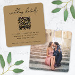 Cartão De Informações Site de Casamento | RSVP de Fotos Mínima Dourada d<br><div class="desc">Cartão simples, no site de casamento de na moda, com um design minimalista moderno, com uma elegante tipografia natural em branco clássico, em fundo dourado, com uma letra informal no estilo de escrita manual. O texto pode ser facilmente personalizado com seu título, site de casamento, código de QR, mensagem e...</div>