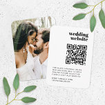 Cartão De Informações Site de Casamento | RSVP QR Code Retro<br><div class="desc">Cartão simples, no site de casamento de na moda, de fotos no estilo design minimalista moderno, com uma tipografia retrô em preto clássico e branco escrita em estilo informal. O texto pode ser facilmente personalizado com seus nomes, site de casamento, código de QR digitalizável e mensagem para um único design...</div>