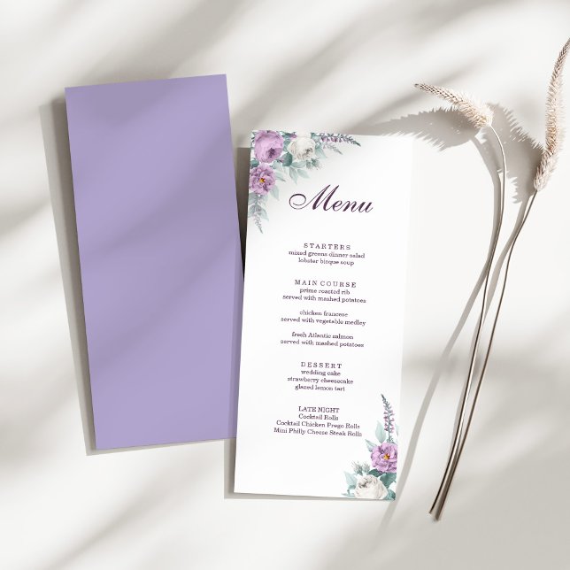Cartão de lavanda de Casamento Púrpura (Lavender Purple Wedding Menu Card on a sunny white dry palm leaf.)