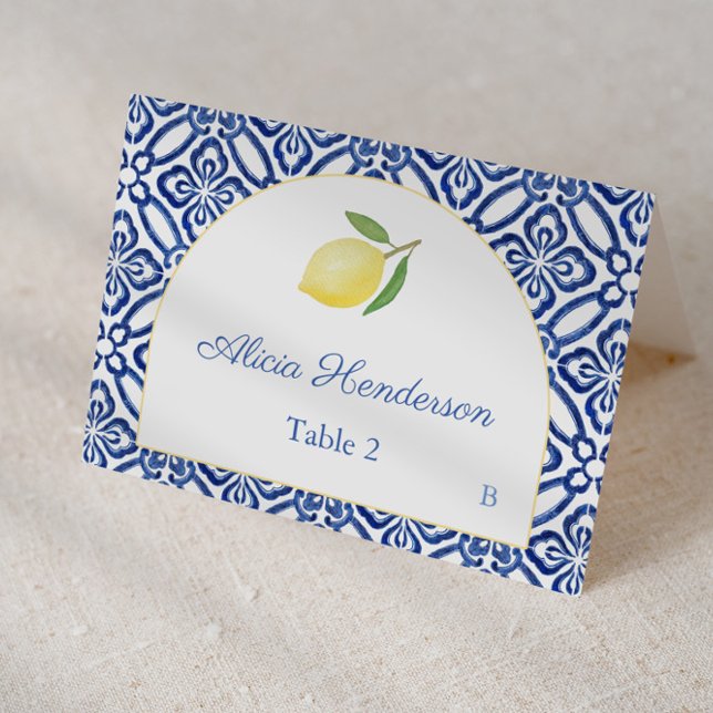 Cartão de Local de Casamento de Azulejos Azuis Lim (Blue and white Italian tiles with arch and single watercolor lemon individual place card for wedding)
