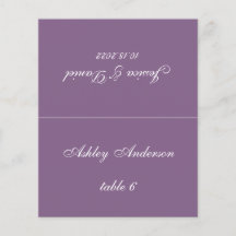 Cartão de lugar de casamento roxo empoeirado com n