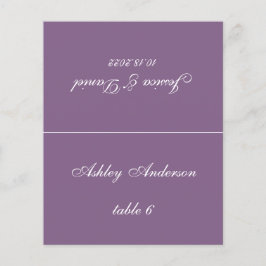 Cartão de lugar de casamento roxo empoeirado com n