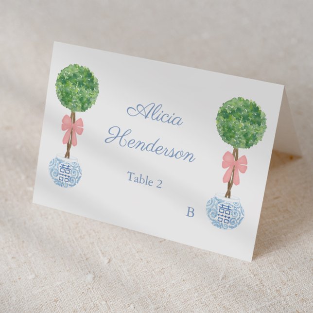 Cartão de lugar individual com Topiaria de Arco Ro (Elegant place card design featuring watercolor boxwood topiary in a ginger jar planter and pink bow)