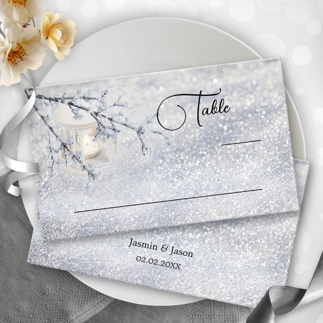 Cartão De Lugar Placa de Casamento no inverno de Lanterna de Neve  (Winter wedding place card featuring a lantern in a sparkling snow scene.)