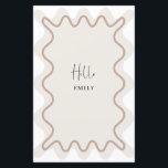 Cartão de menu Borda Onda Beige Taupe com nome<br><div class="desc">Projetada para coordenar com a nossa coleção de bordas onduladas, esta placa de menu moderna apresenta o limite de luz tradicional e popular em cor bege em fundo branco. Se você quiser chamar a atenção de seu convidado com um pop de cor no seu convite de tendências, esta suíte é...</div>