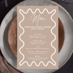 Cartão de menu Borda Onda Beige Taupe com nome<br><div class="desc">Projetada para coordenar com a nossa coleção de bordas onduladas, esta placa de menu moderna apresenta o limite de luz tradicional e popular em cor branca sobre fundo bege. Se você quiser chamar a atenção de seu convidado com um pop de cor no seu convite de tendências, esta suíte é...</div>