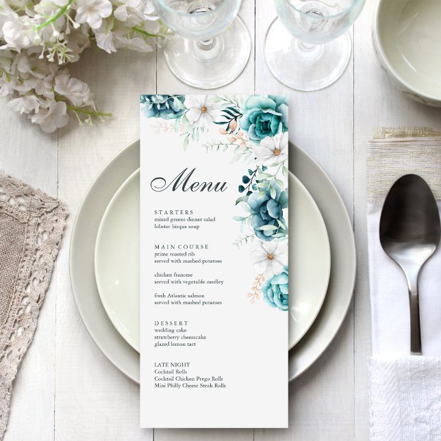 Cartão de Menu de Casamento Botânico Turquesa (Teal and Off-White Wildflowers Wedding Menu Card on a white and silver wedding dinner table.)