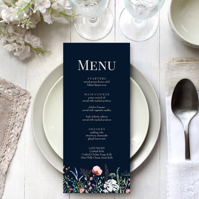 Cartão de Menu de Casamento com Campo de Flores Si (Navy Blue Wildflower Meadow Wedding Menu Card on a boho white wedding dinner table.)
