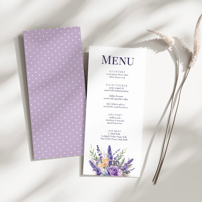 Cartão de Menu de Casamento com Flor Silvestre de  (Boho Lilac Watercolor Wildflower Wedding Menu Card on a sunny white table.)