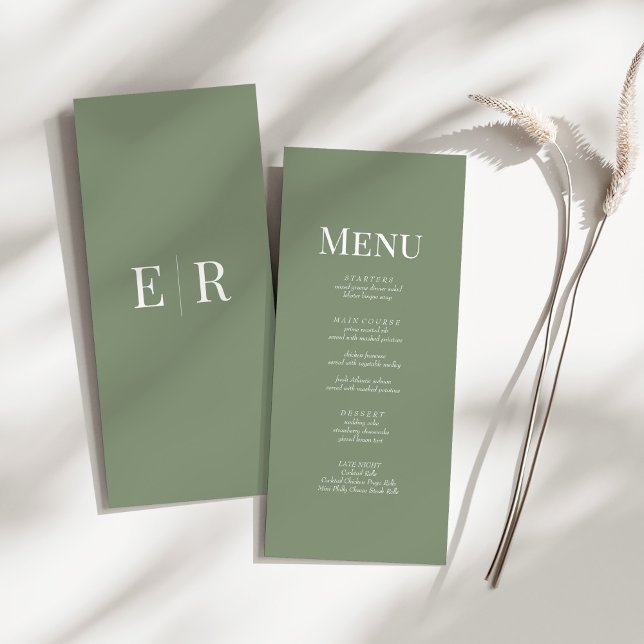 Cartão de Menu de Casamento com Monograma em Verde (Soft Olive Green Monogram Wedding Menu Card on a sunny white table.)