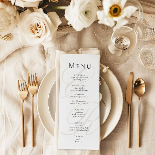 Cartão de Menu de Casamento com Monograma Minimali (Minimalist Monogram Wedding Menu Card on a beige and neutral wedding dinner table with flowers)